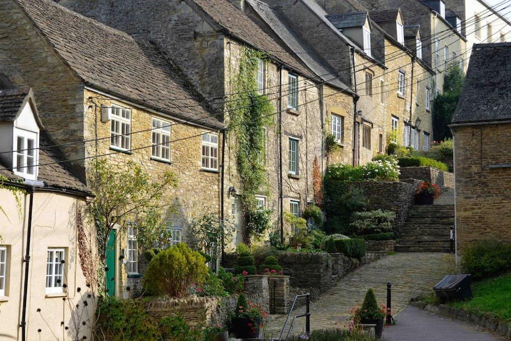 Stylish One Bedroom Cotswold Coach House Tetbury Exterior foto